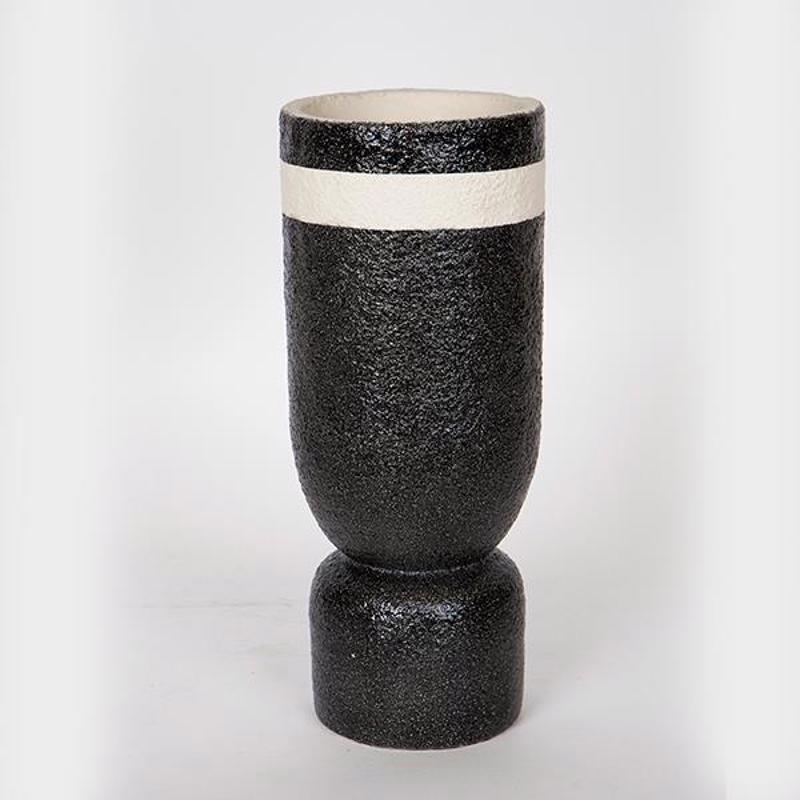 ESTHETI home - ΣΗΜΑΝΤΙΚΟ: Σε περίπτωση διαφοράς τιμής από το κατάστημα ισχύει παντα και μόνο η τιμή του καταστήματος ESTHETI home Διακοσμητικό Βάζο Resin Μαύρο/Λευκό 12x12x