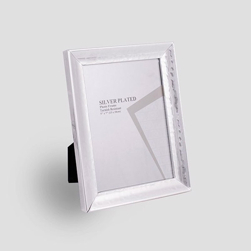 ESTHETI home - ΣΗΜΑΝΤΙΚΟ: Σε περίπτωση διαφοράς τιμής από το κατάστημα ισχύει παντα και μόνο η τιμή του καταστήματος ESTHETI home Κορνίζα Μεταλλική Επάργυρη Ασημί 13x18cm 8