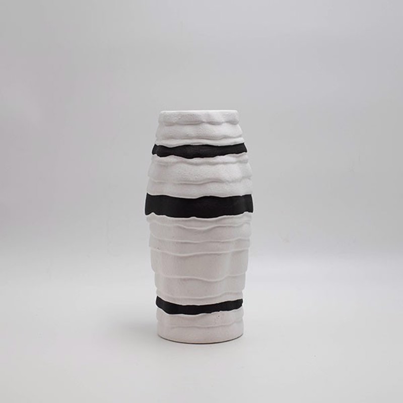 ESTHETI home - ΣΗΜΑΝΤΙΚΟ: Σε περίπτωση διαφοράς τιμής από το κατάστημα ισχύει παντα και μόνο η τιμή του καταστήματος ESTHETI home Βάζο Κεραμικό Λευκό με Μαύρη Λεπτομέρεια 1