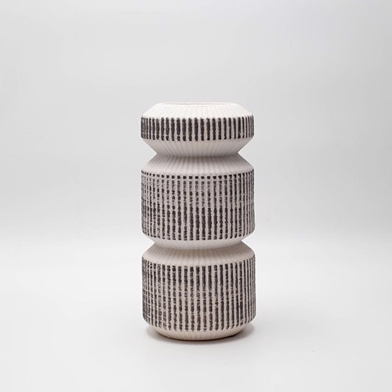 ESTHETI home - ΣΗΜΑΝΤΙΚΟ: Σε περίπτωση διαφοράς τιμής από το κατάστημα ισχύει παντα και μόνο η τιμή του καταστήματος ESTHETI home Βάζο Κεραμικό Λευκό/Μαύρο Φ11x22.5cm 819-0