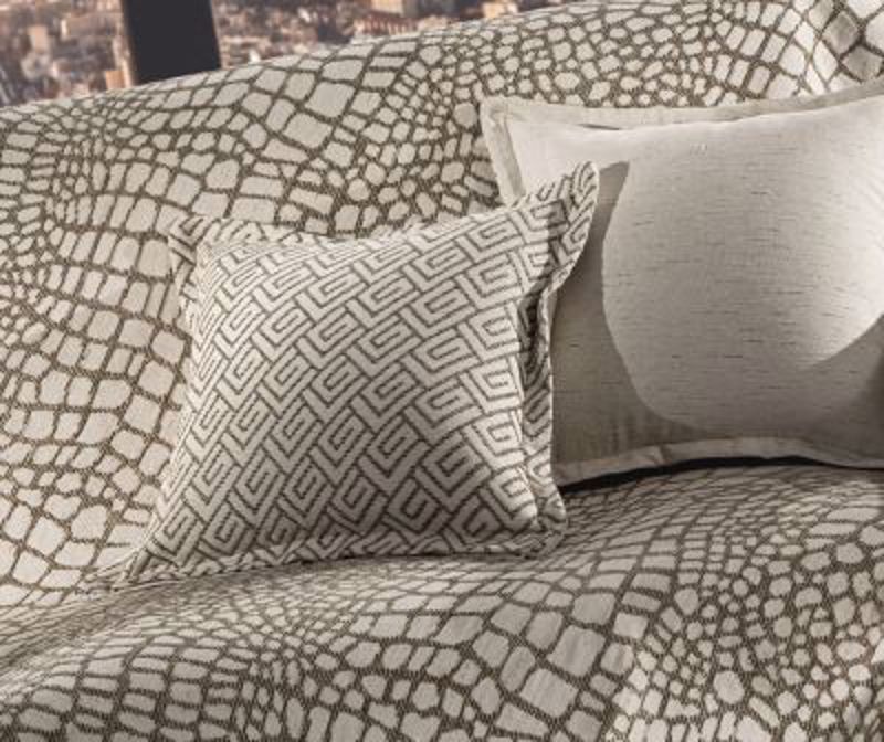 Guy Laroche - ΣΗΜΑΝΤΙΚΟ: Σε περίπτωση διαφοράς τιμής από το κατάστημα ισχύει παντα και μόνο η τιμή του καταστήματος Guy Laroche Μαξιλαράκι διακοσμητικό BALI Wenge 50X50EK