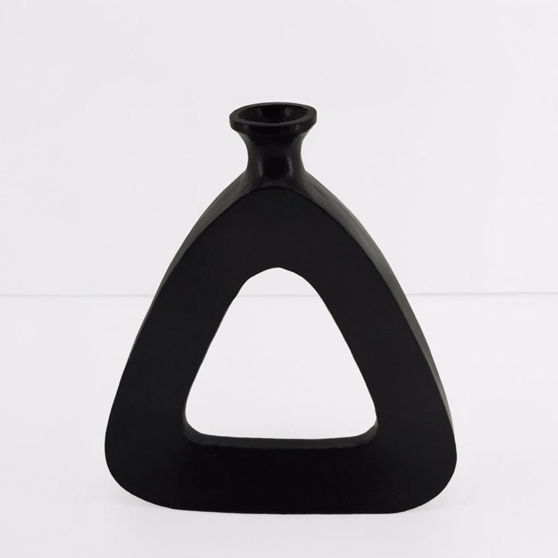 Liberta - Maison - ΣΗΜΑΝΤΙΚΟ: Σε περίπτωση διαφοράς τιμής από το κατάστημα ισχύει παντα και μόνο η τιμή του καταστήματος Liberta - Maison ABSTRACT TRIANGLE Βάζο Αλουμινίου Μαύρ