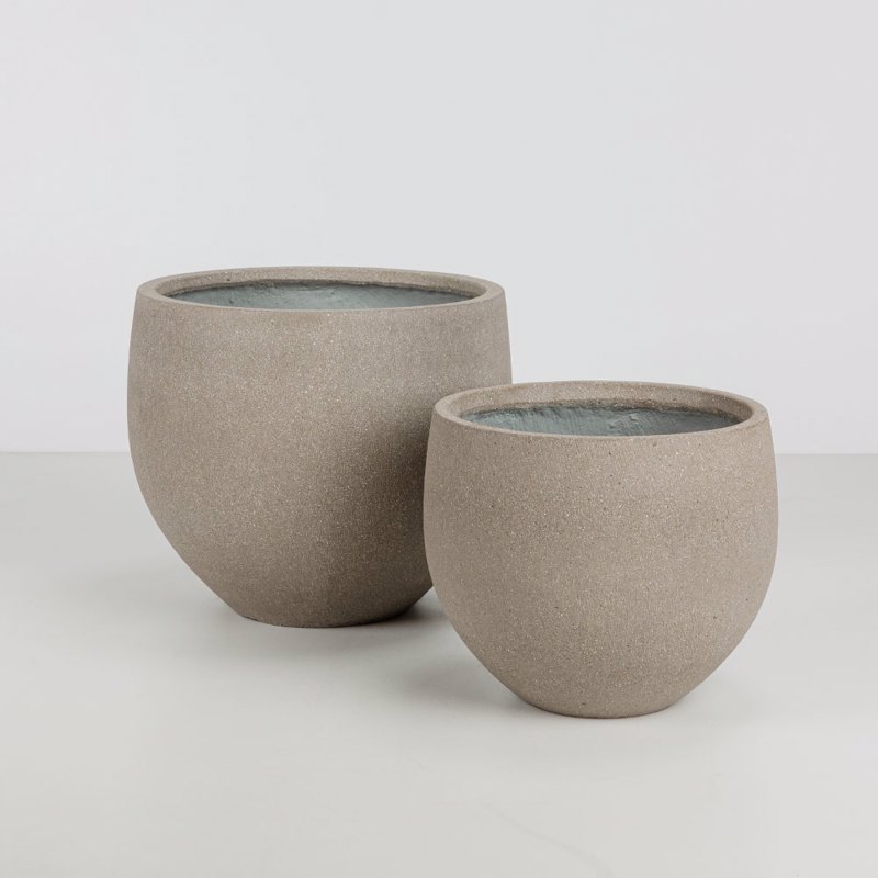 Liberta - Maison - ΣΗΜΑΝΤΙΚΟ: Σε περίπτωση διαφοράς τιμής από το κατάστημα ισχύει παντα και μόνο η τιμή του καταστήματος Liberta - Maison SCILLA Σετ των 2 Γλάστρα Τσιμεντένια Κ