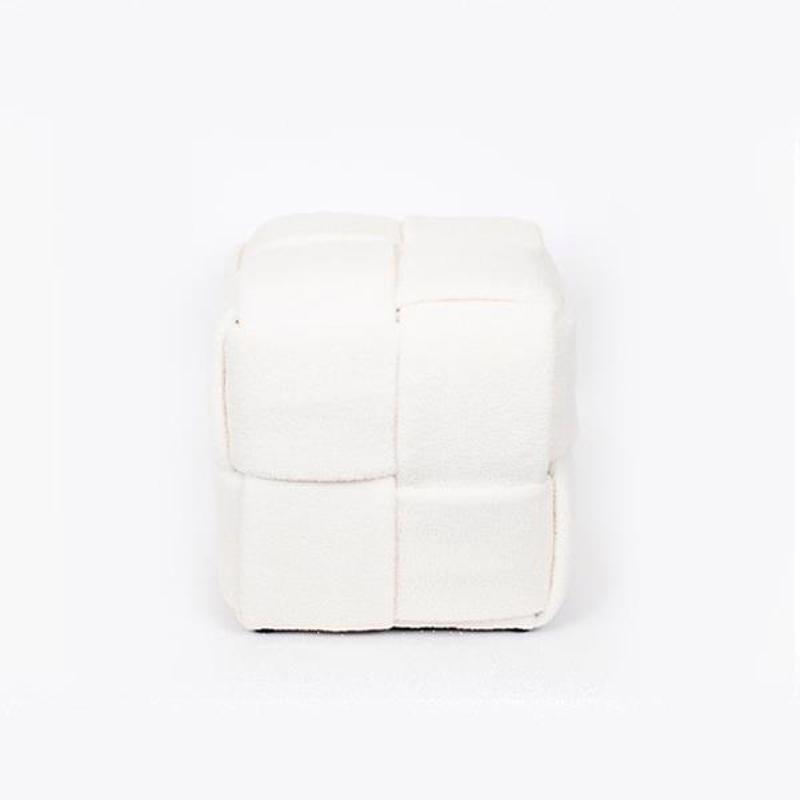 ESTHETI home - ΣΗΜΑΝΤΙΚΟ: Σε περίπτωση διαφοράς τιμής από το κατάστημα ισχύει παντα και μόνο η τιμή του καταστήματος ESTHETI home Σκαμπό Μπουκλέ Βελούδινο Λευκό με Σχέδιο Π