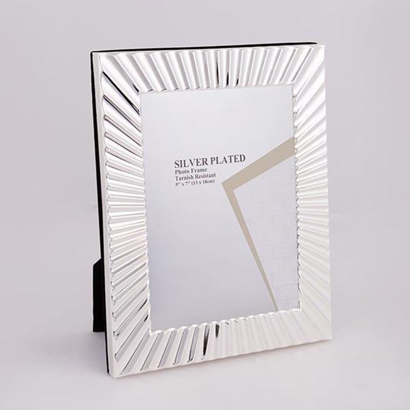 ESTHETI home - ΣΗΜΑΝΤΙΚΟ: Σε περίπτωση διαφοράς τιμής από το κατάστημα ισχύει παντα και μόνο η τιμή του καταστήματος ESTHETI home Κορνίζα Μεταλλική Επάργυρη Ασημί 13x18cm 7