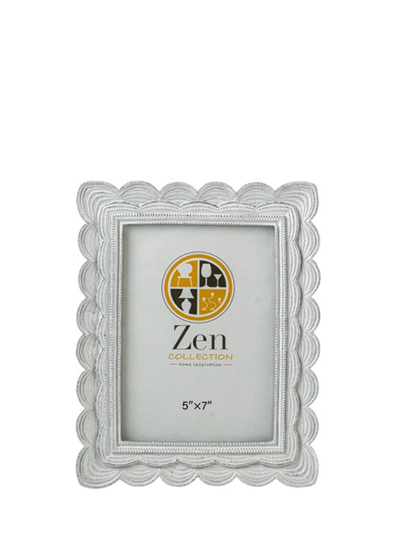 Zen Collection - ΣΗΜΑΝΤΙΚΟ: Σε περίπτωση διαφοράς τιμής από το κατάστημα ισχύει παντα και μόνο η τιμή του καταστήματος Zen Collection Κορνίζα Resin Ασημί/Λευκή Γιρλάντα 13x18